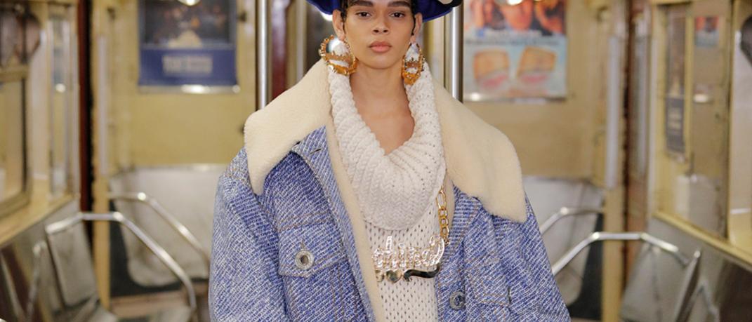 γυναίκα με καπέλο και τζιν μπουφάν στο show του οίκου Moschino στο μετρό της Νέας Υόρκης