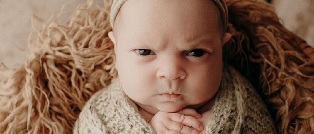 Το μωρό με θυμωμένη έκφραση που έγινε viral