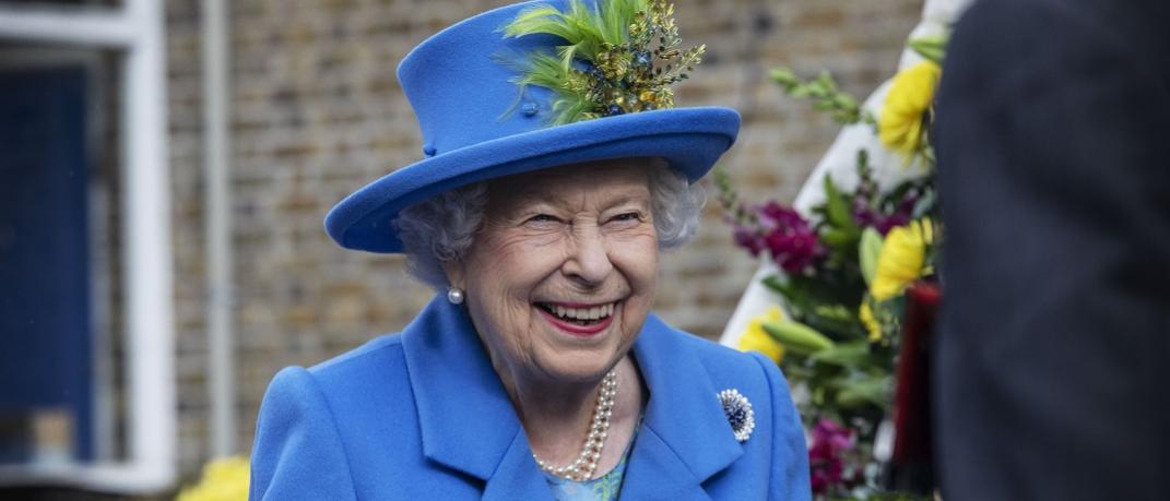 Η βασίλισσα Ελισάβετ χαμογελά και φορά μπλε ταγέρ