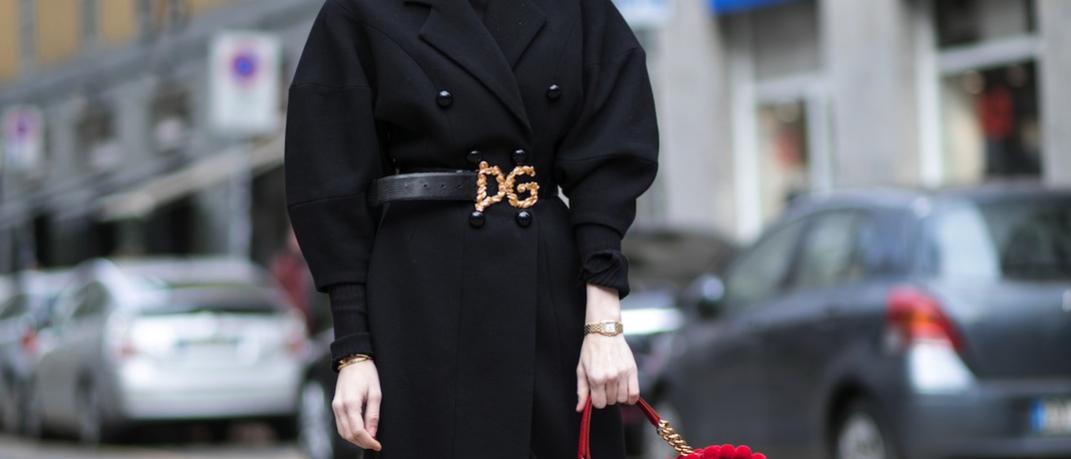 γυναίκα με μαύρο παλτό και τσάντα στην εβδομάδα μόδας