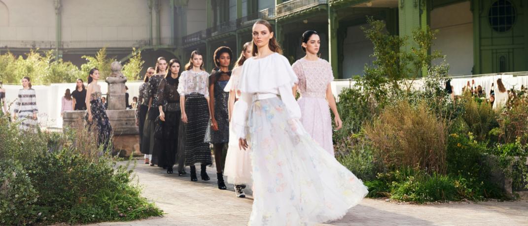 μοντέλα περπατούν στο σόου Haute Couture 2020 της Chanel στο Παρίσι