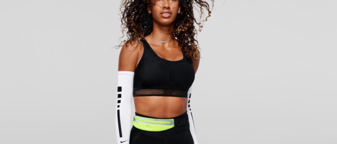 γυναίκα με αθλητικό bra της Nike και μαύρο κολάν