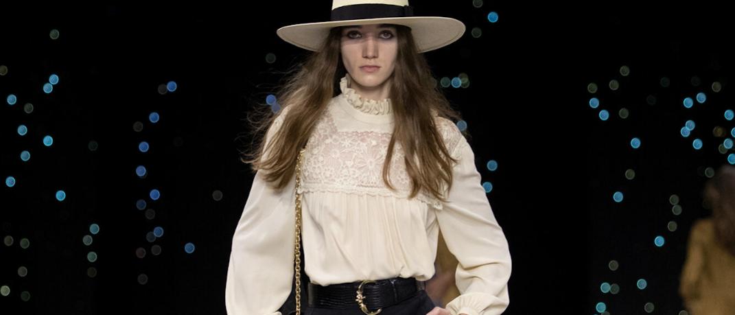 μοντέλο με καπέλο και μπλούζα στο σόου του οίκου Celine 
