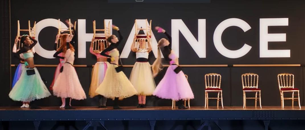 μοντέλα με φορέματα χορεύουν στη νέα διαφήμιση του οίκου Chanel
