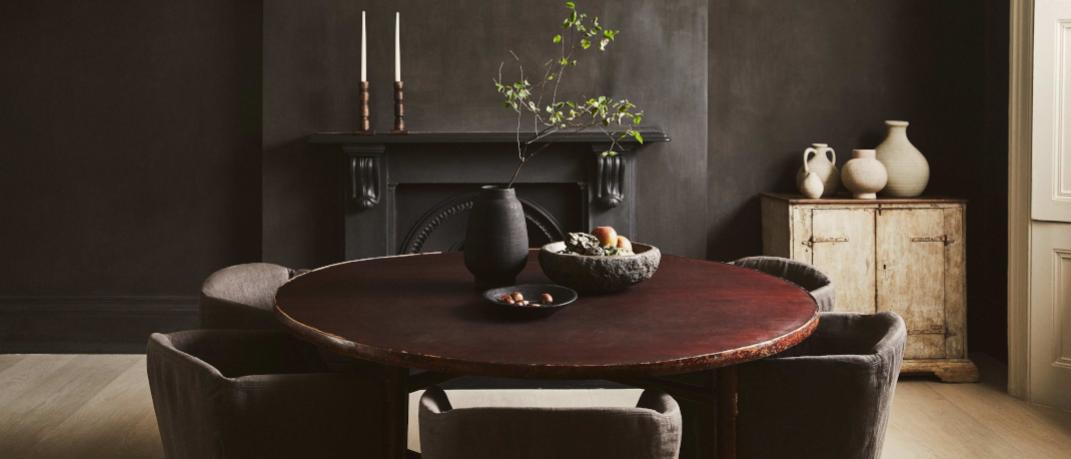 Τραπεζαρίας με τραπέζι, φωτιστικό, μαύρο τοίχο, διακοσμητικά βάζα 