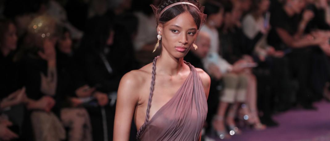 μοντέλο περπατά με φόρεμα και κοσμήματα στο Haute Couture show του οίκου Dior