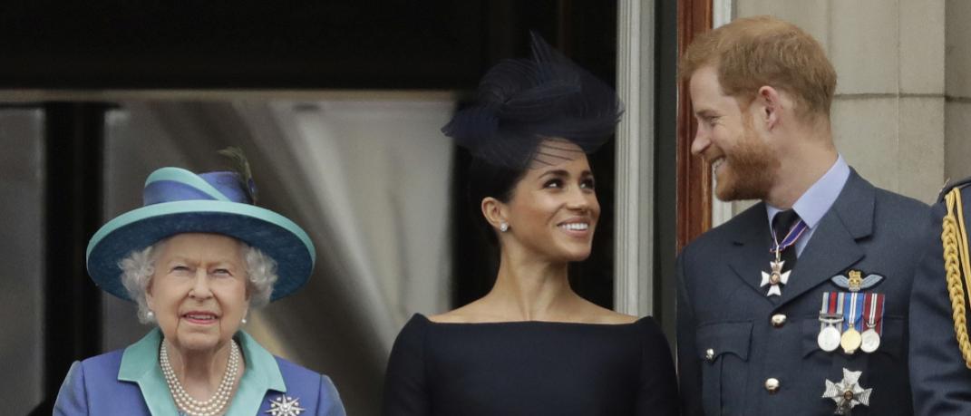 Βασίλισσα Ελισάβετ, Μέγκαν Μαρκλ και πρίγκιπας Χάρι χαμογελούν στο μπαλκόνι