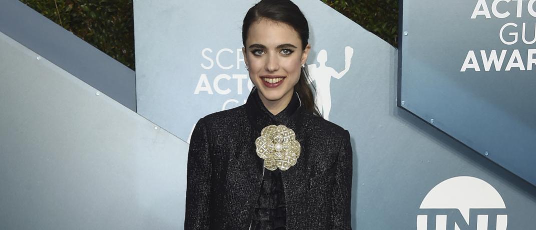 H Margaret Qualley με Chanel κοστούμι χαμογελά στο κόκκινο χαλί των SΑG Awards