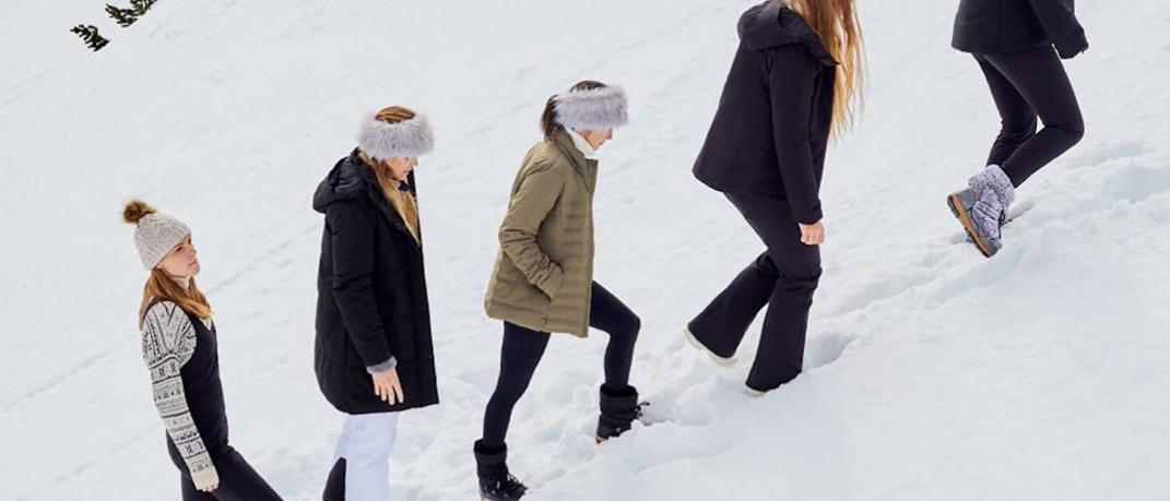 γυναίκες ανεβαίνουν χιονισμένη βουνοπλαγιά με apres ski ρούχα