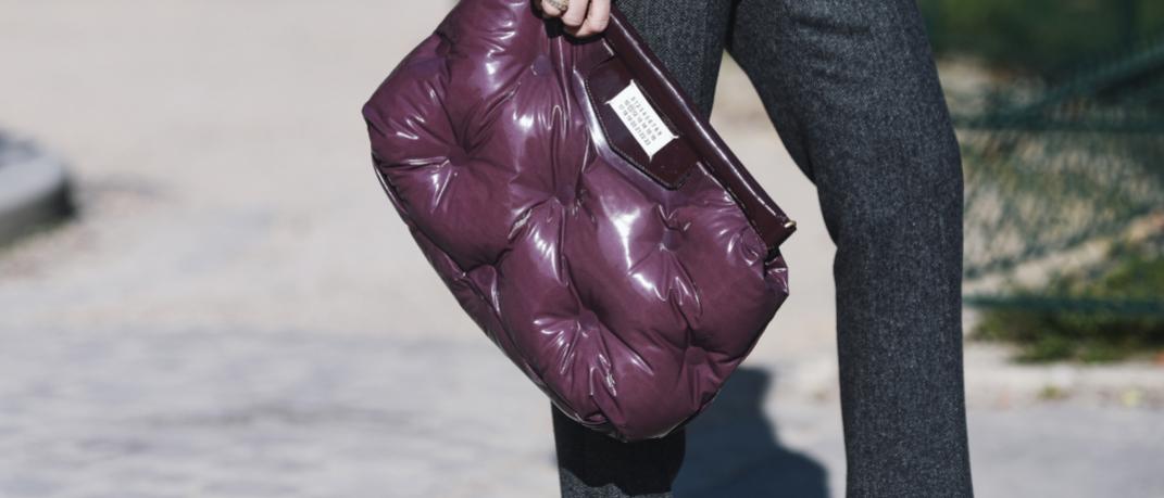 γυναίκα με μωβ καπιτονέ τσάντα στην εβδομάδα μόδας