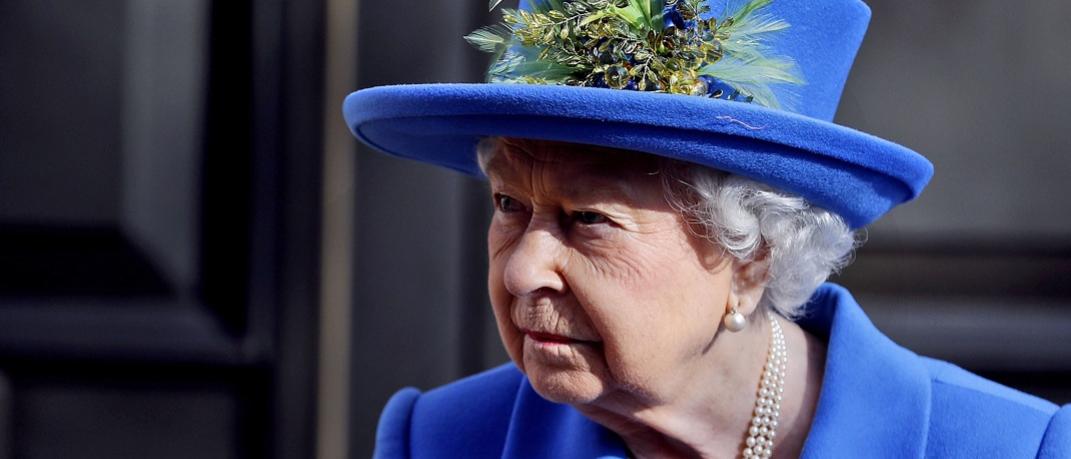 Η βασίλισσα Ελισάβετ με μπλε κοστούμι και καπέλο