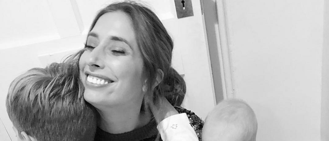 Η Stacey Solomon αγκαλιάζει δύο από τα παιδιά της και χαμογελά