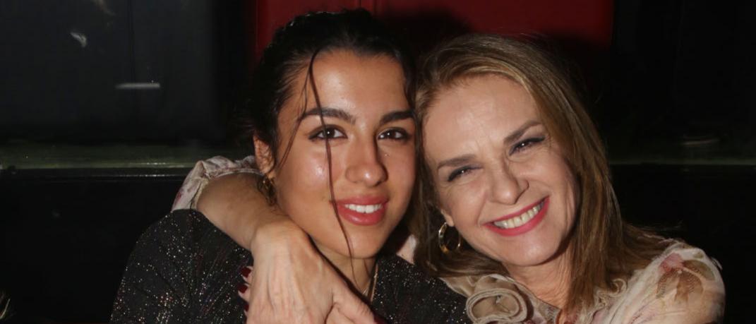 Η Πέγκυ Σταθακοπούλου αγκαλιάζει την κόρη της Χριστίνα Καλδή