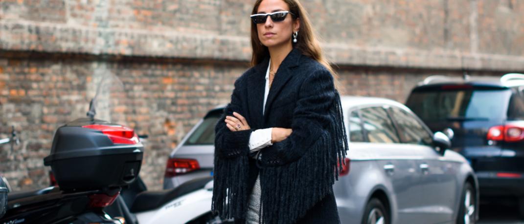 γυναίκα με γυαλιά και σακάκι στην εβδομάδα μόδας