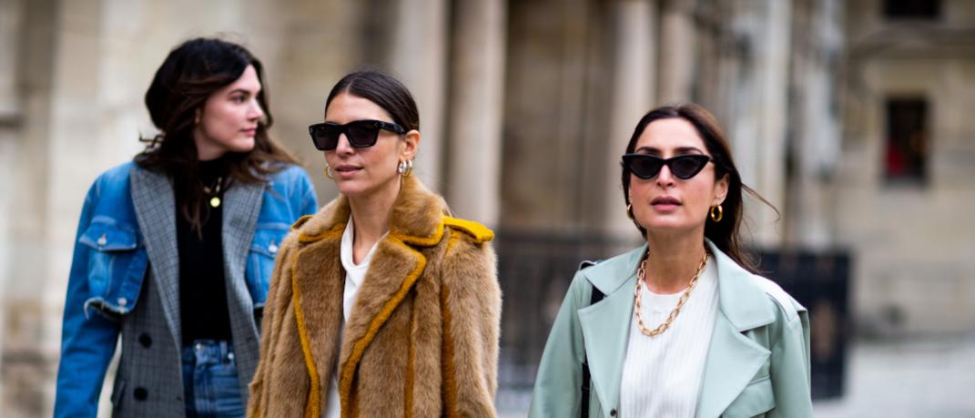 γυναίκες με γυαλιά και παλτό περπατούν στην εβδομάδα μόδας