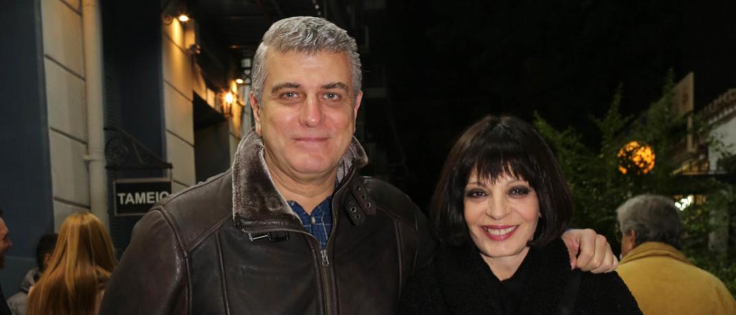 Ο Βλαδίμηρος Κυριακίδης με καφέ μπουφάν και η Έφη Μουρίκη με μαύρο παλτό