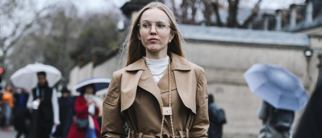 γυναίκα περπατά με γυαλιά και παλτό στην εβδομάδα μόδας