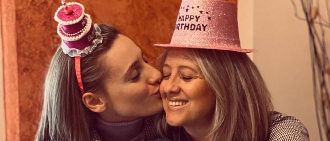 H Αννα Κορακάκη φιλάει στο μάγουλο την μητέρα της και φοράνε καπέλα γενεθλίων