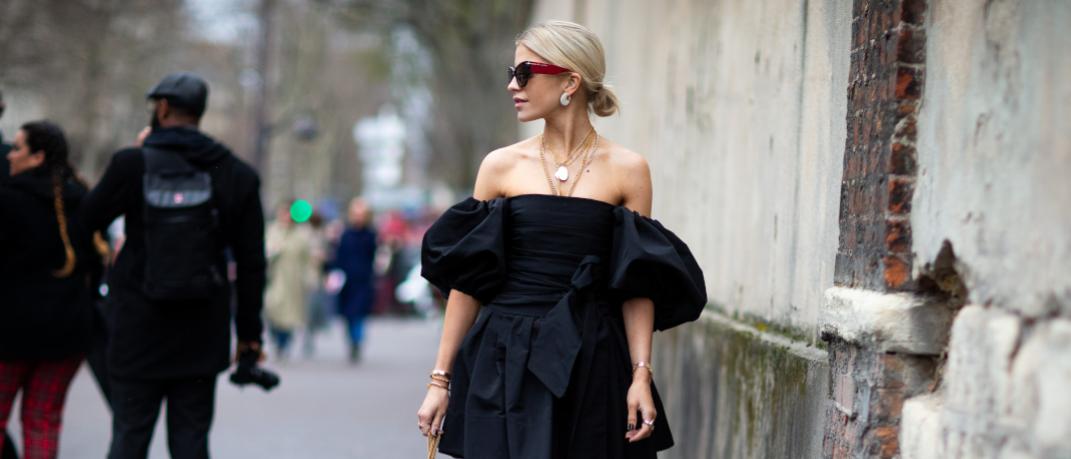 Ξανθιά γυναίκα με μαύρο φόρεμα στο δρόμο