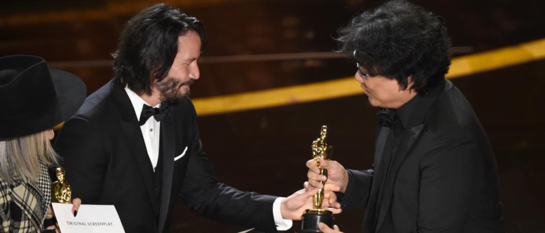 O Bονγ Joon Hο παρέλαβε τον βραβείο του από τον Keanu Reeves και Diane Keaton 