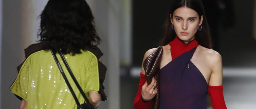 μοντέλα  περπατούν στο σόου του οίκου Bottega Veneta στην Εβδομάδα Μόδας του Μιλάνου