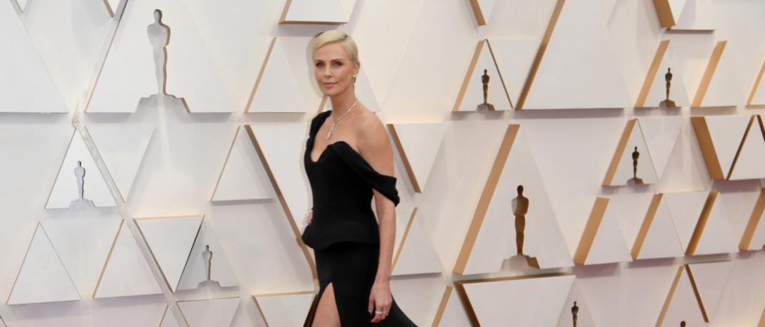 Η Charlize Theron στο κόκκινο χαλί των Οσκαρ 