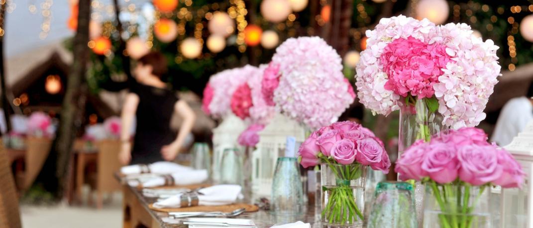 Δεξίωση γάμου, λουλούδια σε τραπέζι 