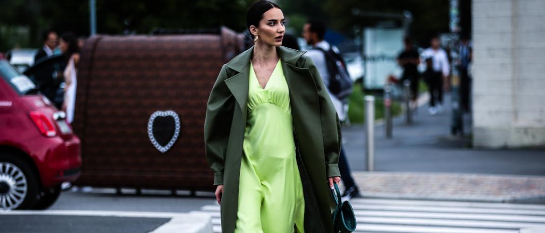 γυναίκα με πράσινο φόρεμα περπατά στο δρόμο