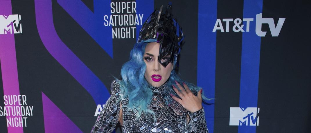 Η Lady Gaga με λαμπερή ολόσωμη φόρμα