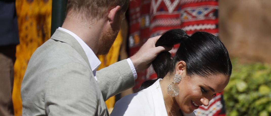 Ο πρίγκιπας Χάρι φτιάχνει τα μαλλιά της Μέγκαν Μαρκλ