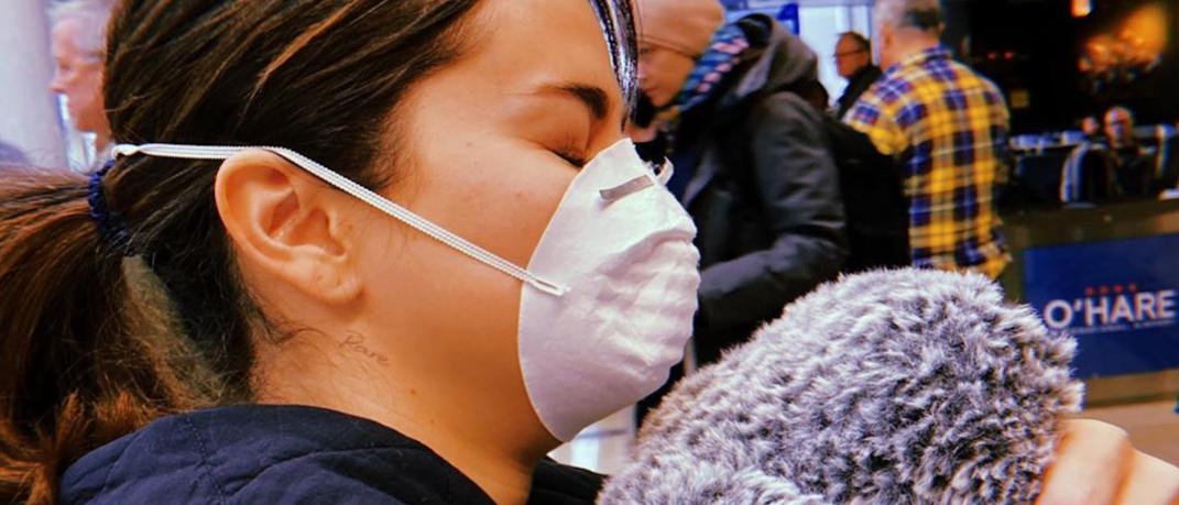Η Σελένα Γκόμεζ με μάσκα στο αεροδρόμιο