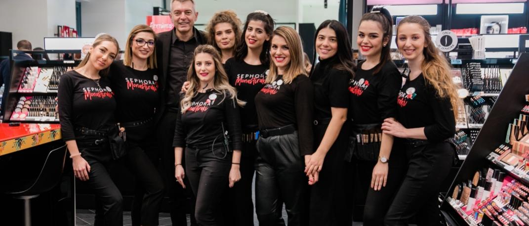 Ο Γιώργος Βερύκιος (General Manager Sephora Greece) με όλο το team του νέου καταστήματος Sephora Monastiraki.