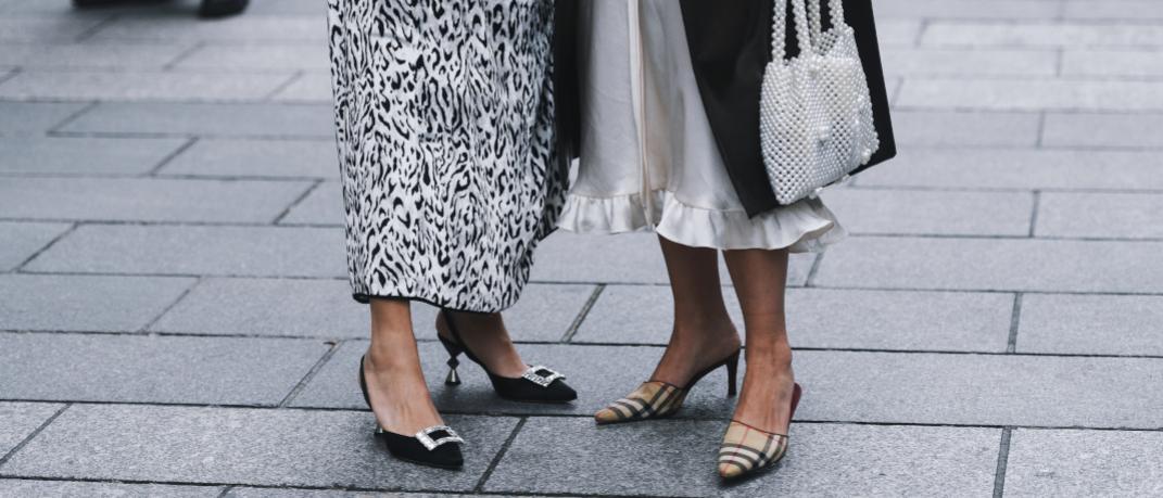 γυναίκες με φορέματα και παπούτσια στην εβδομάδα μόδας