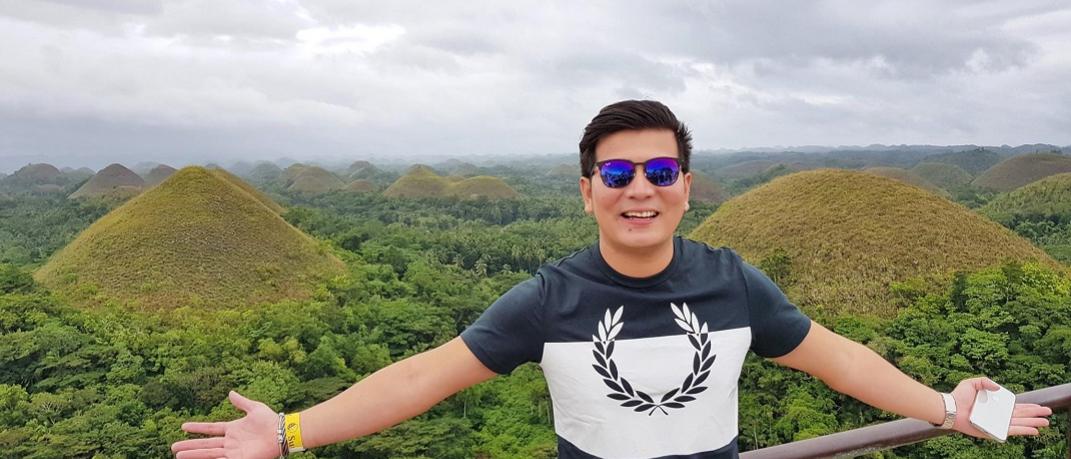 Άνδρας από τις Φιλιππίνες με κοντομάνικο μπλουζάκι και γυαλιά ηλίου