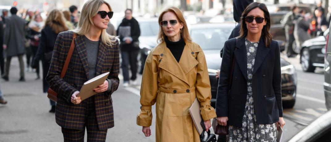γυναίκες με παλτό και γυαλιά περπατούν στο δρόμο