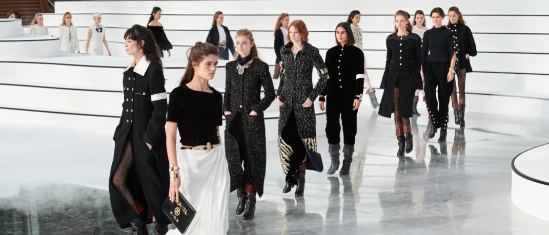 μοντέλα περπατούν στο show της Chanel Φθινόπωρο/Χειμώνας  2020-2021