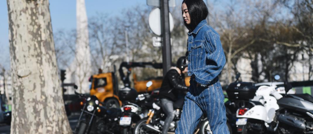 γυναίκα με total denim look στην εβδομάδα μόδας