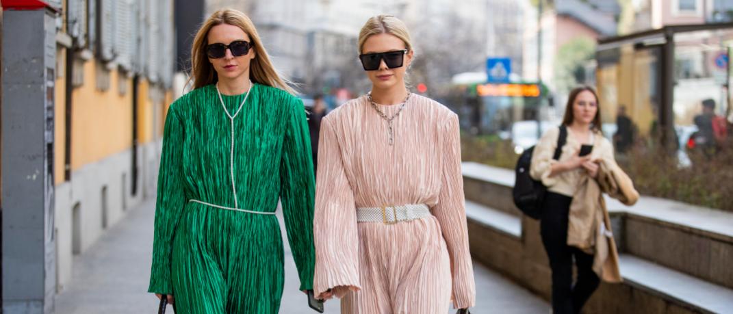 γυναίκες περπατούν με πράσινο και ροζ φόρεμα στην εβδομάδα μόδας
