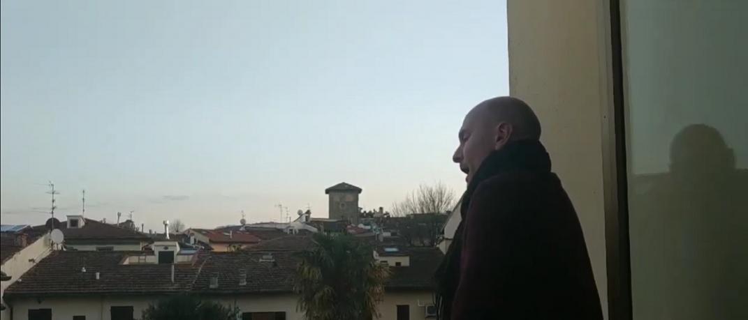Ιταλός τενόρος τραγουδά από το μπαλκόνι του