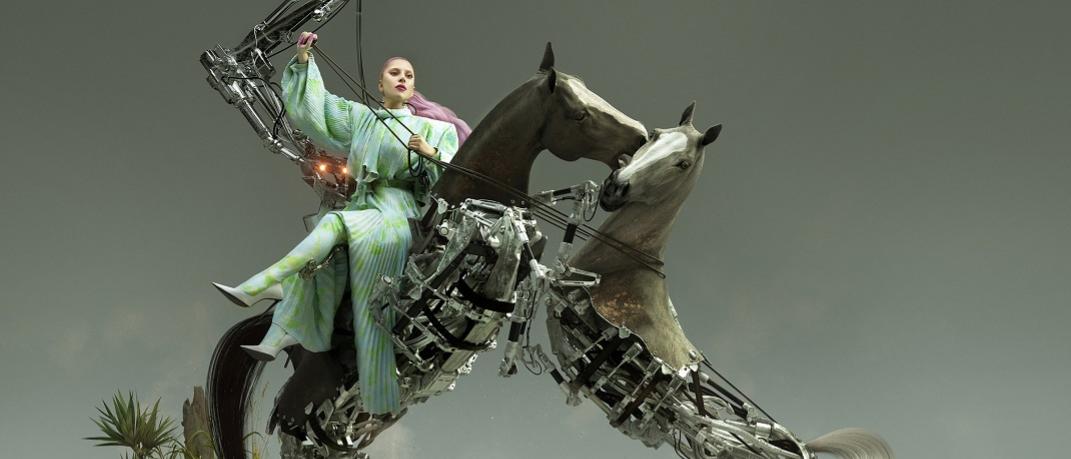 Η Lady Gaga με πράσινο φόρεμα και ροζ μαλλιά πάνω σε άλογο