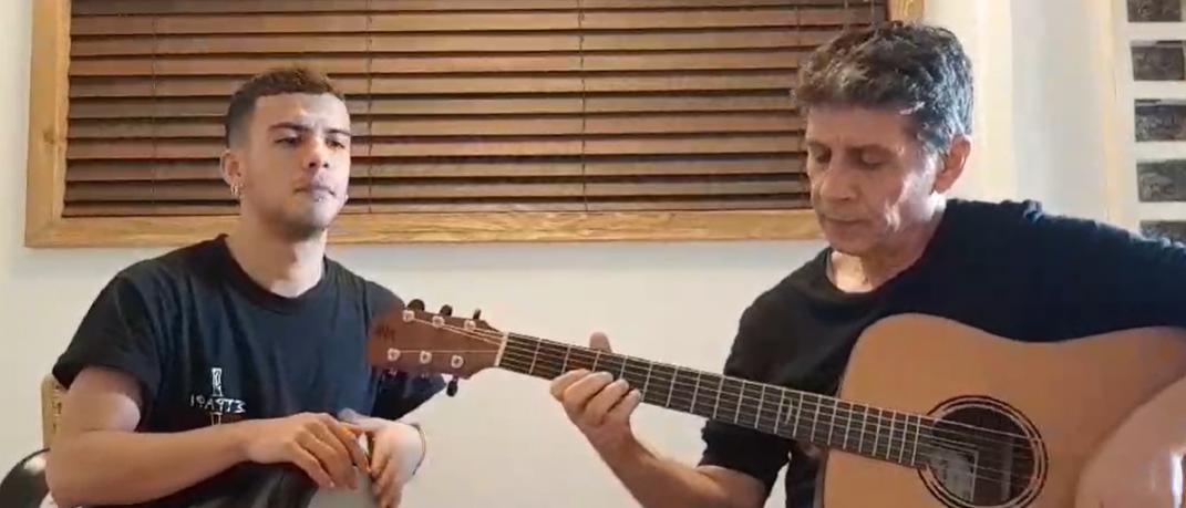 Ο Σωκράτης Μάλαμας δημοσίευσε βίντεο να τραγουδάει με τον γιο του