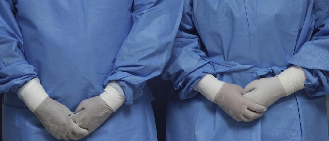 Δύο νοσοκόμες με γάντια και στολή