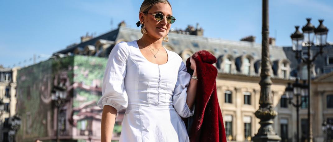 γυναίκα με λευκό φόρεμα και γυαλιά στην εβδομάδα μόδας