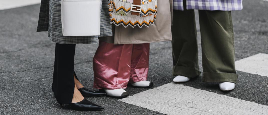 γυναίκες με παπούτσια και τσάντες στην εβδομάδα μόδας