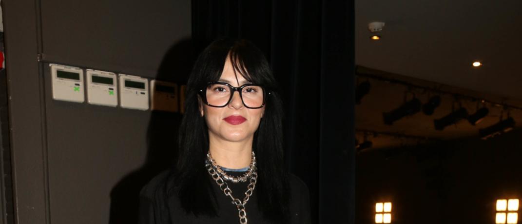 Η Ζενεβιέβ Μαζαρί με γυαλιά και μαύρα ρούχα