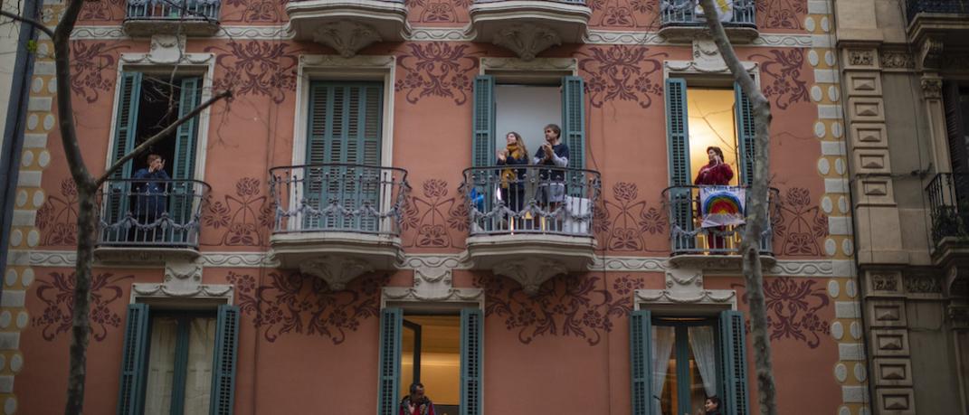 άνθρωποι στα μπαλκόνια σε καραντίνα στη Βαρκελώνη