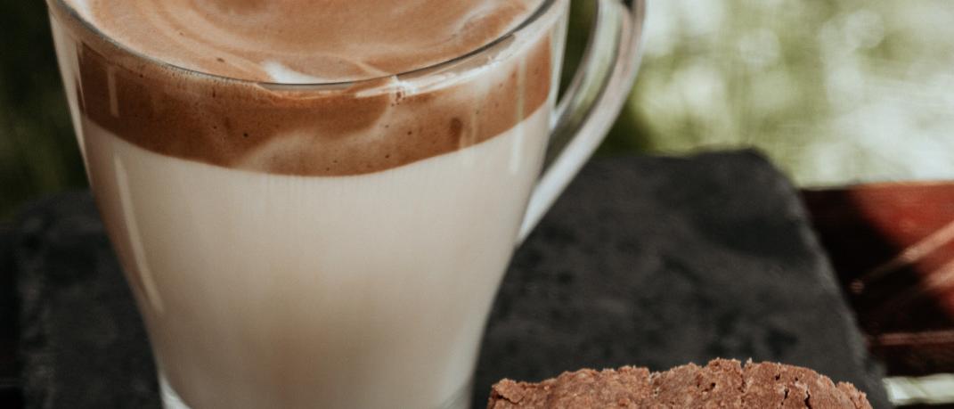 Dalgona coffee και κέικ σοκολάτας
