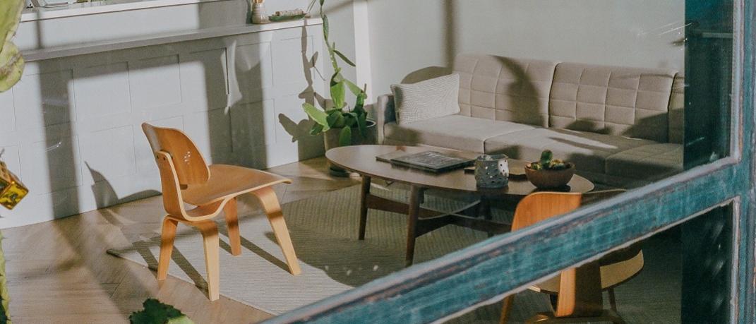 Σαλόνι με καναπέ και coffee table book