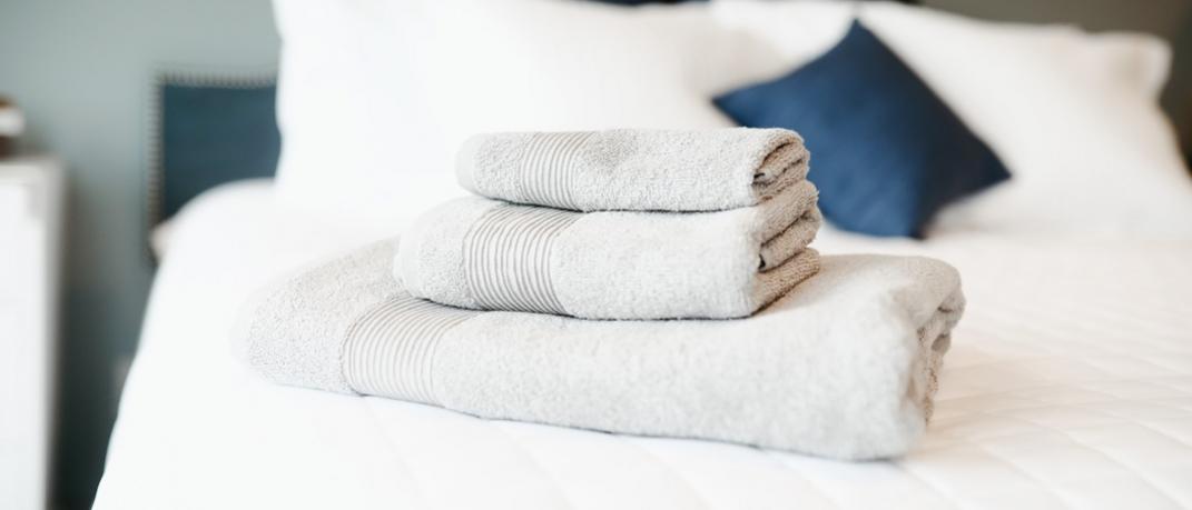 διπλωμένες πετσέτες σε κρεβάτι
