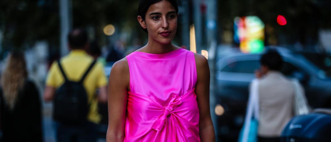 γυναίκα με ροζ φόρεμα στο δρόμο